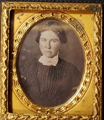 Vestido Daguerrotipo 16º Plato Años 1840-50 Mujer Joven Ojos Triste y Sonrisa, Cosido a Mano Foto 1 de 4