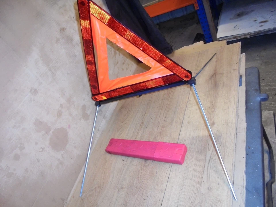 VW VOLKSWAGEN PASSAT 2001 WARNING TRIANGLE WITH CASE - Image 1 of 1