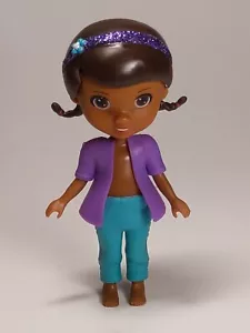 Minifigura de plástico Disney Jr. Just Play Doc McStuffins ropa junior de 3,5 - Imagen 1 de 9