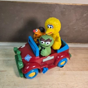 Juguete de cuerda Illco vintage Sesame Street Car Big Bird Ernie Oscar - Imagen 1 de 4