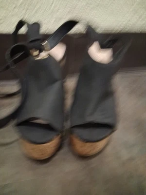 Sandalia de cuña SHOEDAZZLE Sarahh negra imitación cuero nobuck 5" talla 7,5 NUEVA - VER Foto 1 de 4