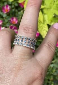 Anillo de eternidad con diseño de corazones de diamantes azules de plata de ley - Imagen 1 de 10