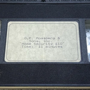 Mossberg & Sons Inc, “Home Security 410” Rare VHS Tape Promo - Foto 1 di 4