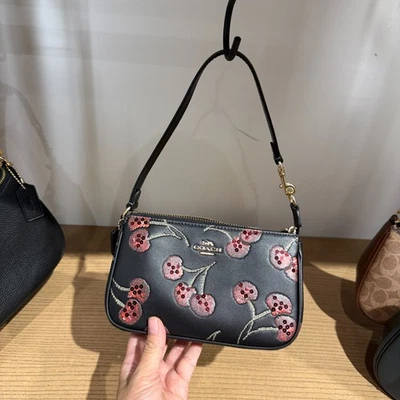Coach Nolita 19 con estampado de cereza CCZ21 dorado/negro multi nuevo con etiquetas Foto 1 de 4