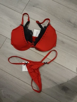 Nuevo con etiquetas Conjunto de sujetador y tanga push up vintage Ann Summers rojo y negro talla 34D y 10-12 Foto 1 de 4