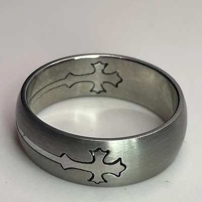 Anillo de boda con cúpula de cruz gótica de acero inoxidable de 8 mm talla 13 Foto 1 de 4