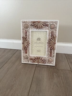 Nova moldura Two’s Company Seashell Shells 4X6 com conchas extras lindas - Imagem 1 de 4