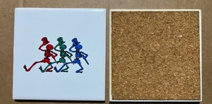 Juego de 2 posavasos de azulejos Grateful Dead Dancing Skeletons con corcho de colección Nuevo de Lote Antiguo - Imagen 1 de 3