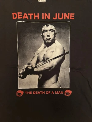 Camiseta Negra y Roja Rara Muerte en Junio Yukio Mishima Tributo Banda Foto 1 de 4