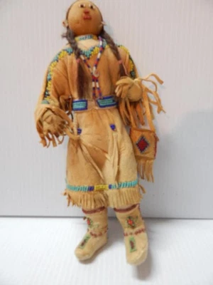 MUÑECA ANTIGUA VINTAGE PIKUNI BLACKFEET LLANS INDIA CON CUENTAS - MUCHOS DETALLES Foto 1 de 4