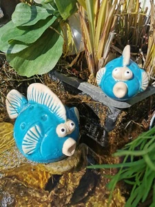 2 piccoli pesci palla, figure, pesci da decorare allo stagno, H 5+ 8 cm figura ceramica - Foto 1 di 4