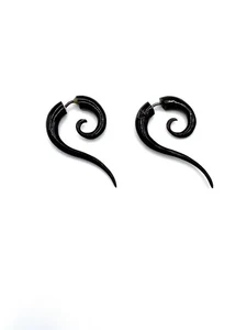 Mädchen mit dem Drachen Tattoo Lisbeth Salander Bildschirm - gebrauchte Ohrringe mit Echtheitszertifikat Requisite - Bild 1 von 5