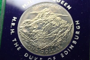 * 1970 NEW ZEALAND CASED ONE DOLLAR "ROYAL VISIT MOUNT COOK" #ACE70 - Picture 1 of 8