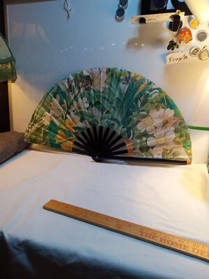 Abanico de papel vintage con flores y mango de metal firmado hecho en China Foto 1 de 4