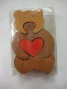 Orso intagliato legno con cuore puzzle staccabile pezzi piccola statuina nuovo reparto 56 - Foto 1 di 6
