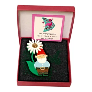 New Oh So Flamingo Gnome With Daisy Acrylic Brooch 70mm Boxed Gnomeo - Picture 1 of 9