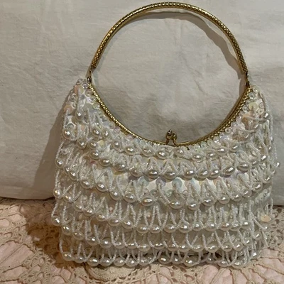 Handmade Hong Kong Flapper Purse, Brass hardware, kisslock, fringed beadwork - Image 1 of 4