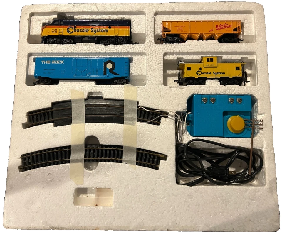 Juego de tren eléctrico modelo escala HO Bachmann Diesel Hustler - "Chessie System" Foto 1 de 1