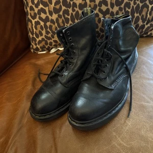 The Perfect Beat Up Vintage Dr. Marten’s 90’s Grunge Metal M12 W14 1460 Combat - Bild 1 von 24