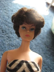 Barbie-Mattel-1962-Bubble Cut-Brunetta-costume da bagno nero/bianco- - Foto 1 di 9