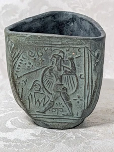 Taza de arcilla negra con figuras de mitología griega - Imagen 1 de 8