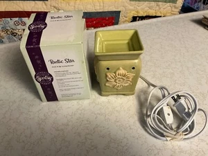 Daphne Scentsy Green 3D Flower Mid Size Warmer w/bulb - Great Condition - Picture 1 of 6