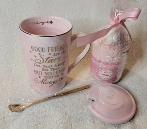 Taza de café Good Friends Are Like Stars rosa jaspeado con cuchara y tapa - Imagen 1 de 11