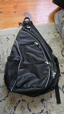 Mochila bandolera Athletico Pickle Ball Bag con 2 paletas - negra Foto 1 de 4