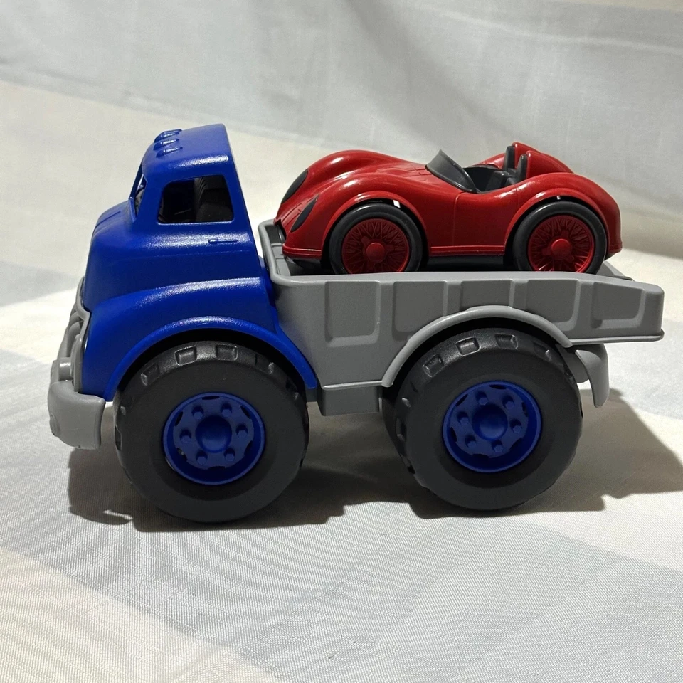 Camión de plataforma plana azul Green Toys y coche de carreras rojo hecho en EE. UU. Excelente para niños pequeños Foto 1 de 4