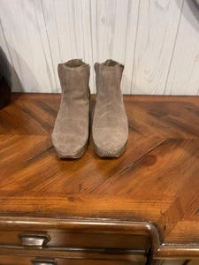 VERY VOLATILE Los Angeles Fringed Faux-Leather Wedge Ankle Booties Boots Sz 8 - Picture 1 of 9