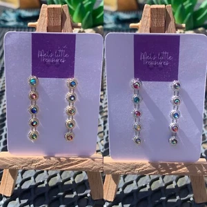 FIVE MULTI COLOURED JEWELLED STUD DROP EARRINGS PLASTIC GOLD OR SILVER COLOURED - Picture 1 of 5