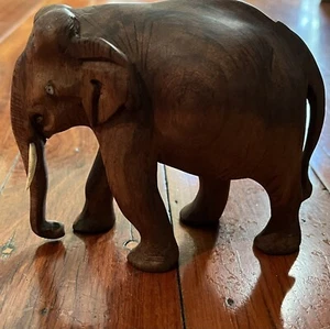Wooden carved elephant - Foto 1 di 7