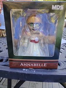 Mezco Toyz Annabelle MDS 6" Stilizzato Roto Figure Evocazione Nun Box Horror Vinile - Foto 1 di 6