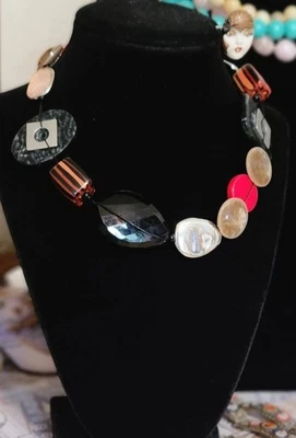 Collar CHICO'S Negro-Rojo-Beige-Plateado y Naranja Acrílico Cuentas Foto 1 de 4