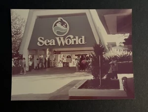 FOTO DE COLECCIÓN ENCONTRADA Personas Entrando Sea World Entrada Parque de Atracciones - Imagen 1 de 3