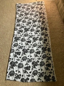 Material destash,very pretty black and white rayon crinkle material, 1 yard - Picture 1 of 3