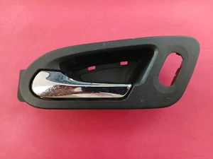 2006 2007 SATURN VUE INTERIOR DOOR HANDLE RIGHT DRIVER SIDE FRONT - Picture 1 of 2