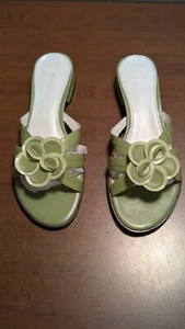 ETIENNE AIGNER Green LANDAU Strappy Slip-On SLIDES Sandals w/ Top Flower Size 9M - Picture 1 of 23