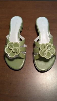 Sandalias ETIENNE AIGNER LANDAU verdes con tiras sin cordones con flor superior talla 9M Foto 1 de 4