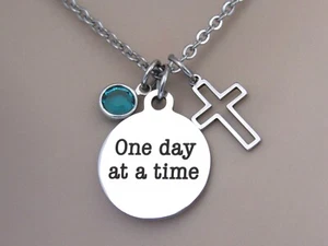 Collar One Day at a Time con Cruz y Piedra Natal, Sobriedad de Recuperación Motivacional - Imagen 1 de 6