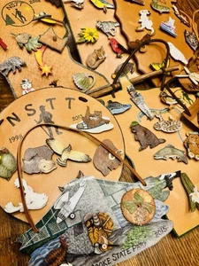 Riesiges Konvolut über 60 bemalte Leder Wildtiere Natur Anstecknadeln - Vögel Blumen + - Bild 1 von 10