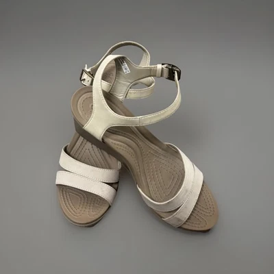 Crocs Leigh II Sandálias Femininas 10 Bege Tira no Tornozelo Fivela Conforto Sapatos Cunha - Imagem 1 de 4