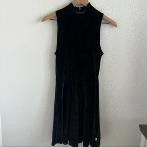 Vestido Vans Negro Cuello Alto Expuesto Cremallera Patinadora Niña Terciopelo Mediano - Imagen 1 de 8