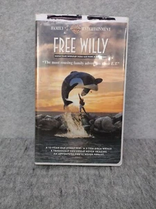 Free Willy (VHS, 1993, Clamshell) Warner Home Video - Picture 1 of 5