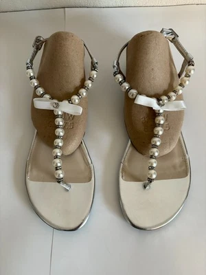Sandalia Plana Betsey Johnson Poppi Suelas Azules Plata Blanco Perlas Piedras Talla 8.5 Foto 1 de 4