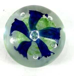 Art Glass Paperweight Blue Flower Controlled Bubbles 3" - Afbeelding 1 van 7