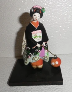 Antigua muñeca japonesa de arcilla cerámica geisha porcelana vintage montaje en madera 4" - Imagen 1 de 4
