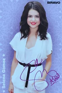 SELENA GOMEZ - Tarjeta de autógrafo 10x7cm - Trading Card Fan Collection recortes BRAVO - Imagen 1 de 1
