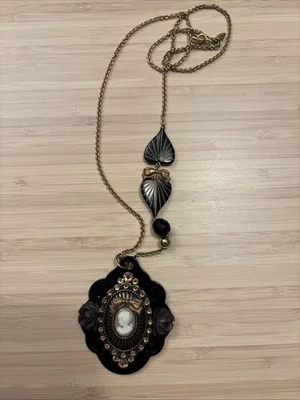 Colar longo Tarina Tarantino camafeu barroco preto e dourado Swarovski feito nos EUA - Imagem 1 de 4