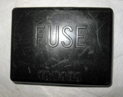Cubierta de caja de fusibles Yamaha 1982 XZ550 XZ Vision 550 Foto 1 de 4